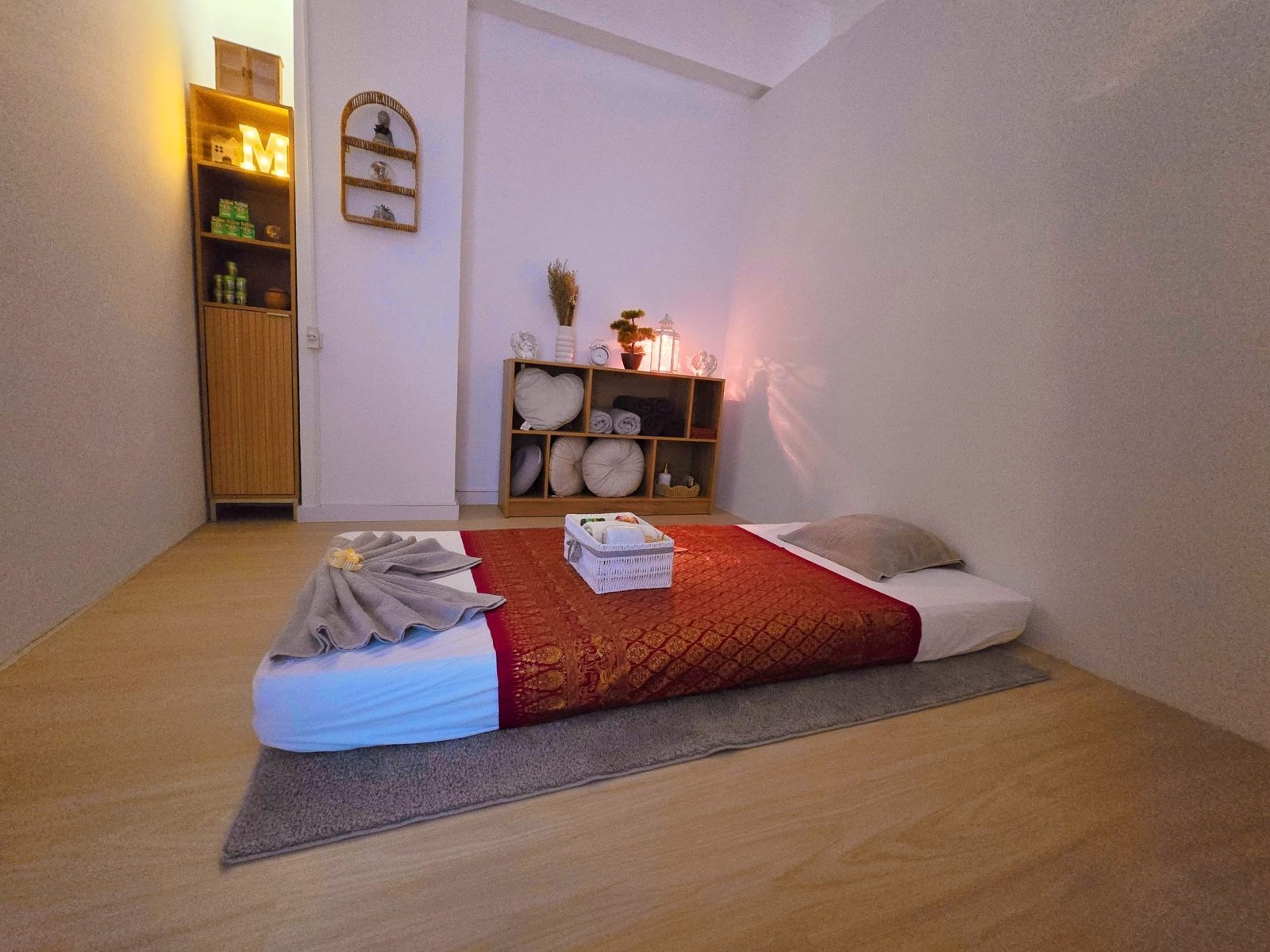 Sala de massagem tailandesa com luz suave